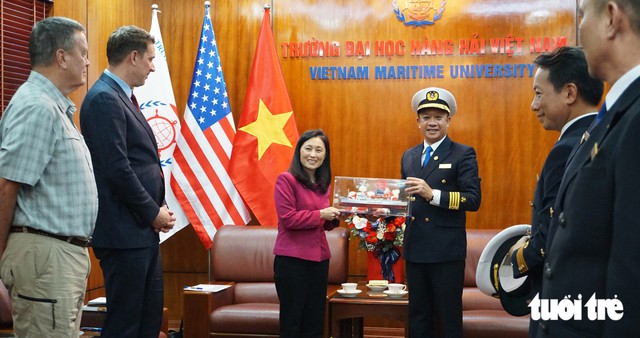 U.S. Ambassador visits Vietnam Maritime University for academic cooperation - Ảnh 4.