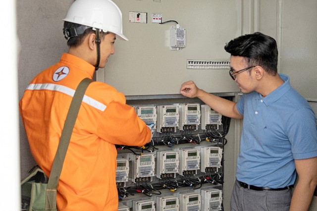 Vietnam weighs electricity price cut, zero special consumption tax on gasoline from November 1 - Ảnh 1.