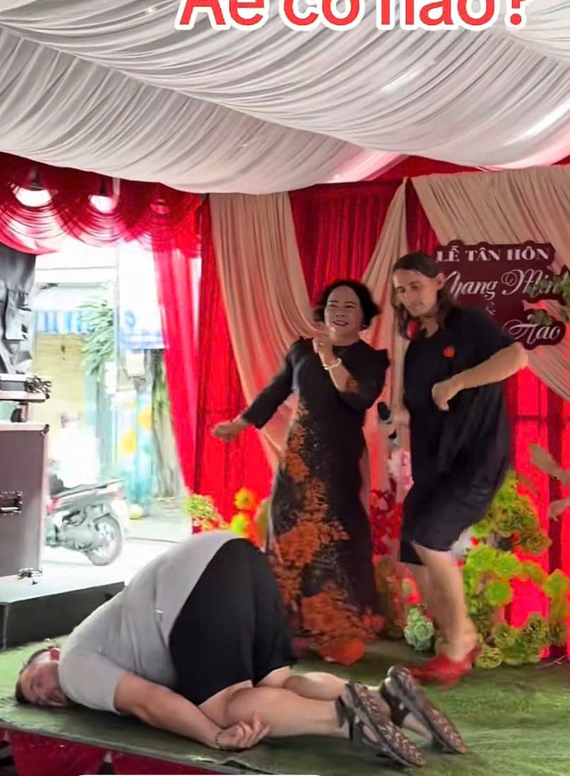 Foreign tourists join Vietnamese wedding in Can Tho, surprise couple with wedding gift- Ảnh 1.
