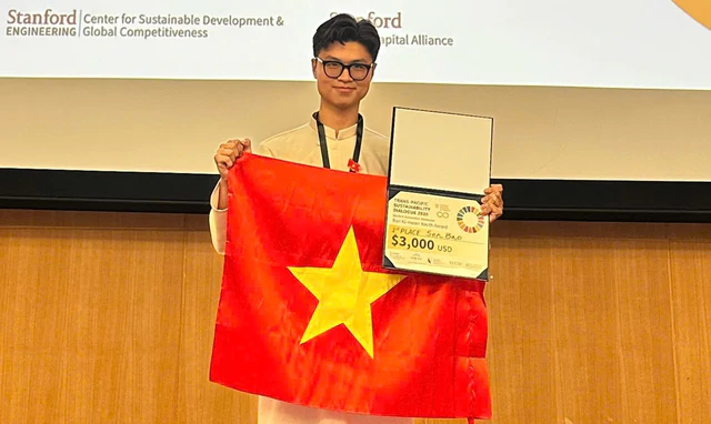Vietnamese university students win top prize at innovation competition in Singapore - Ảnh 2.