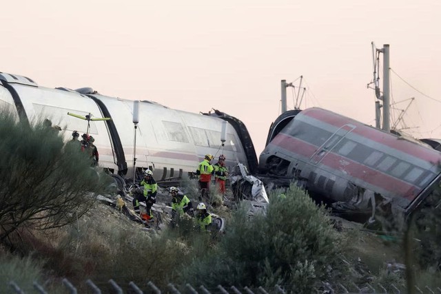 At least 68 people dead in Spain's second major train crash this year - Ảnh 1.