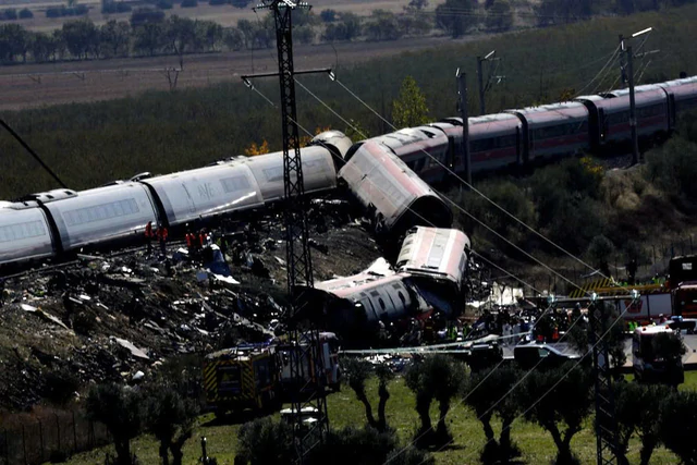 At least 68 people dead in Spain's second major train crash this year - Ảnh 2.