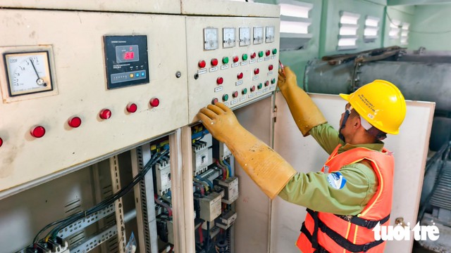 Ho Chi Minh City runs 5 pumping stations to combat flooding - Ảnh 2.