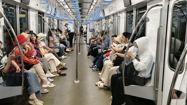 Numbered exits leave some Metro Line 1 passengers confused at Ben Thanh Station - Ảnh 1.