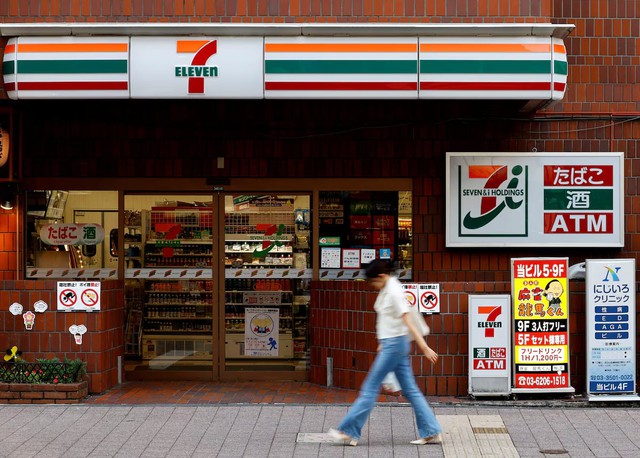 Japan's beleaguered shoppers are a worry for convenience stores and the economy - Ảnh 1.
