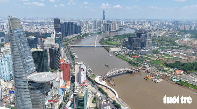 Saigon River pedestrian bridge matches nearby bridges in clearance height- Ảnh 12.