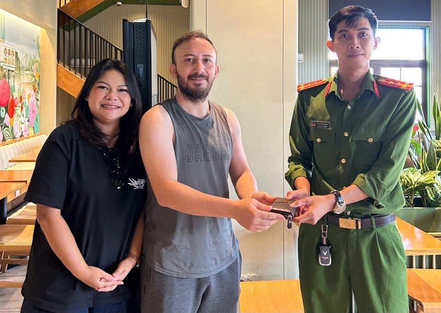 Vietnam’s Phu Quoc police help Turkish tourist recover lost wallet - Ảnh 1.