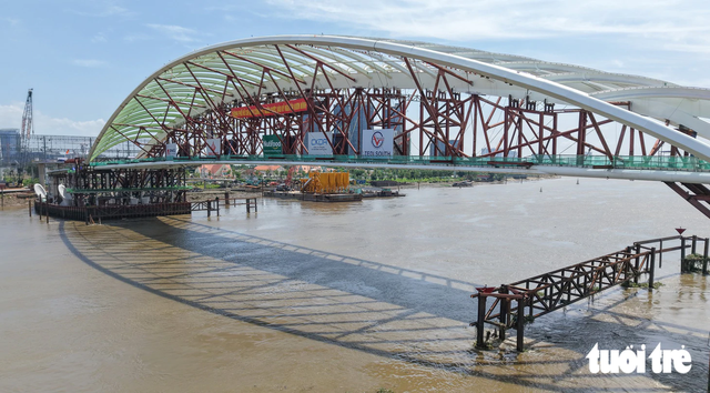 Saigon River pedestrian bridge matches nearby bridges in clearance height- Ảnh 1.