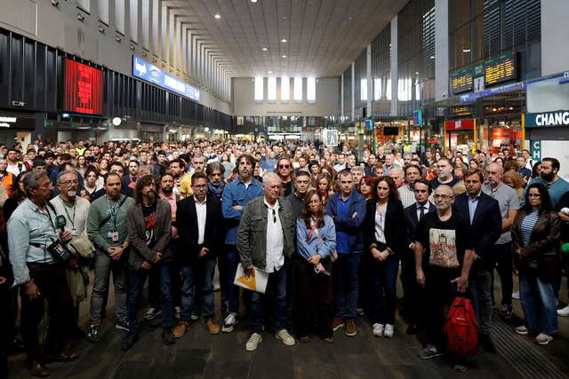Spanish train crash death toll rises to 69 in grim search for victims- Ảnh 1.