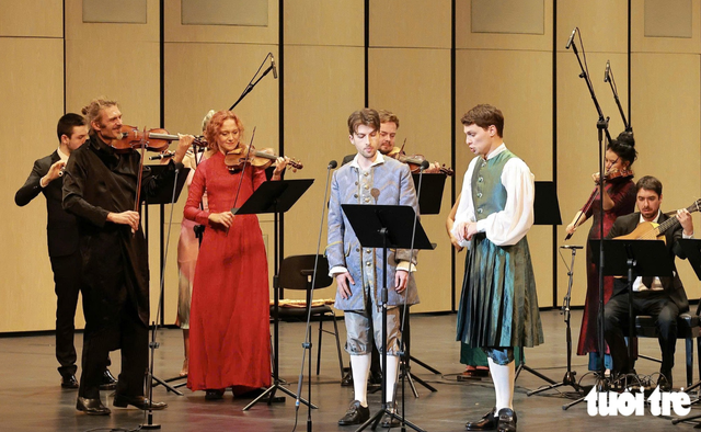 French orchestra dazzles Hanoi audience in elegant Vietnamese ‘ao dai’- Ảnh 1.
