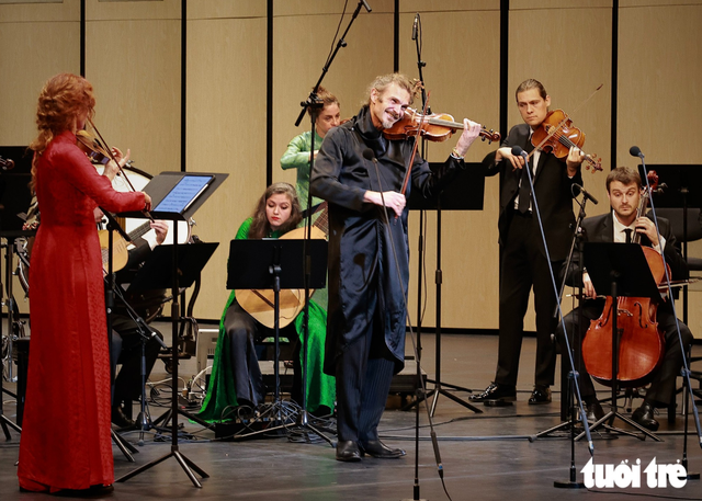 French orchestra dazzles Hanoi audience in elegant Vietnamese ‘ao dai’- Ảnh 2.
