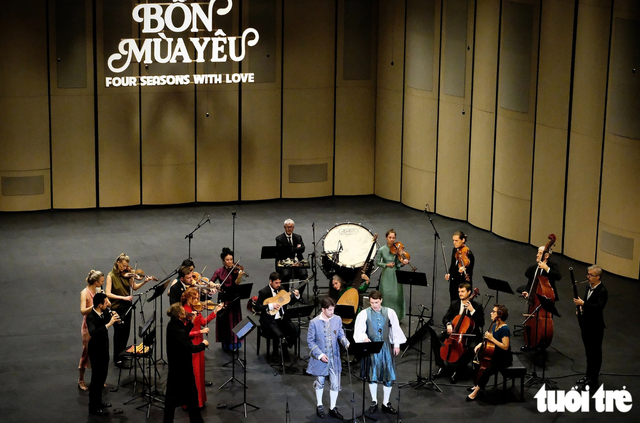 French orchestra dazzles Hanoi audience in elegant Vietnamese ‘ao dai’- Ảnh 3.