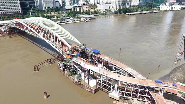 Video: Saigon River pedestrian bridge construction accelerated ahead of planned 2027 Lunar New Year opening- Ảnh 1.