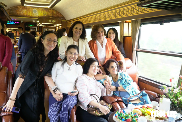 Foreign ambassadors explore Vietnam’s tea culture on heritage train journey - Ảnh 1.