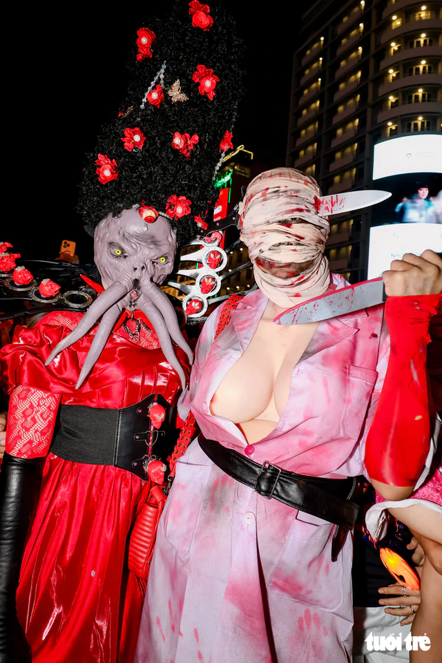 In Ho Chi Minh City, Halloween fever hits walking street as youths turn out in all-out costumes- Ảnh 5.