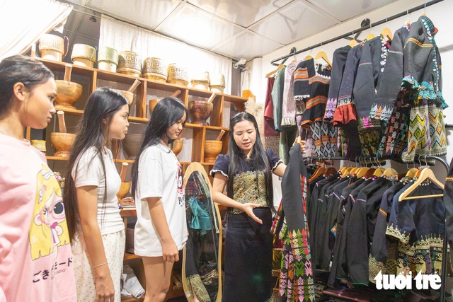 With nothing but AI, woman in central Vietnam learns English to share brocade with the world- Ảnh 1.