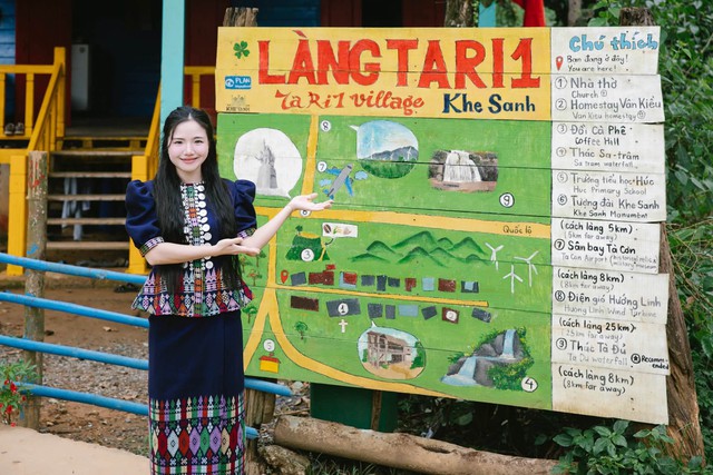 With nothing but AI, woman in central Vietnam learns English to share brocade with the world- Ảnh 2.