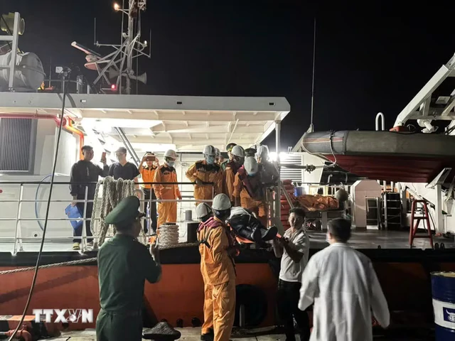 Vietnam rescues foreign sailor at risk of heart attack at sea - Ảnh 1.