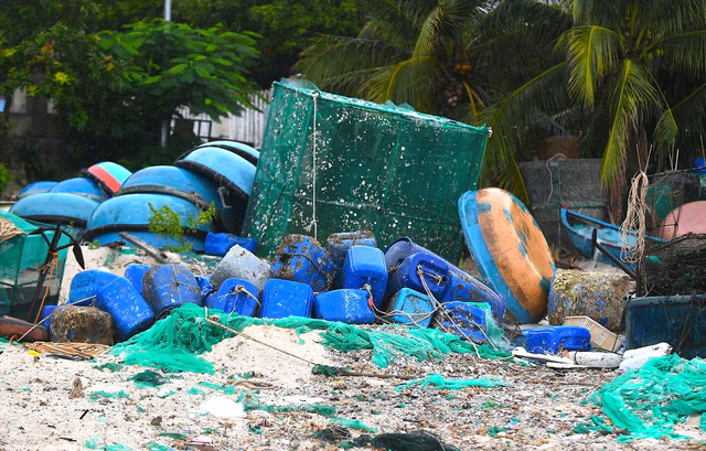 Lobster-farming waste blankets scenic beach in Vietnam’s Cam Ranh Bay - Ảnh 3.