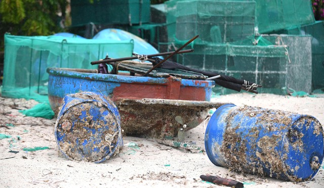 Lobster-farming waste blankets scenic beach in Vietnam’s Cam Ranh Bay - Ảnh 5.