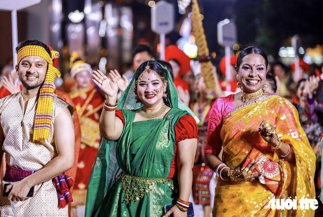 Vietnamese, foreigners in traditional costumes bring Hanoi streets to life- Ảnh 3.