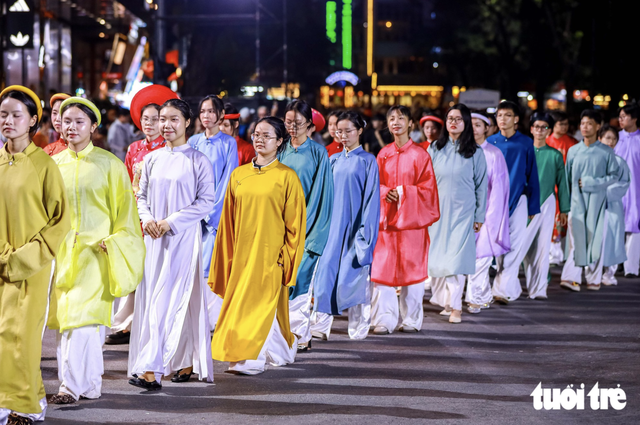 Vietnamese, foreigners in traditional costumes bring Hanoi streets to life- Ảnh 10.