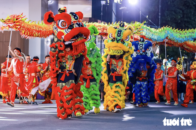 Vietnamese, foreigners in traditional costumes bring Hanoi streets to life- Ảnh 11.