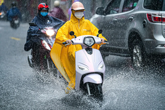 Northern Vietnam braces for cooler weather, heavy rain to persist in Ho Chi Minh City- Ảnh 1.