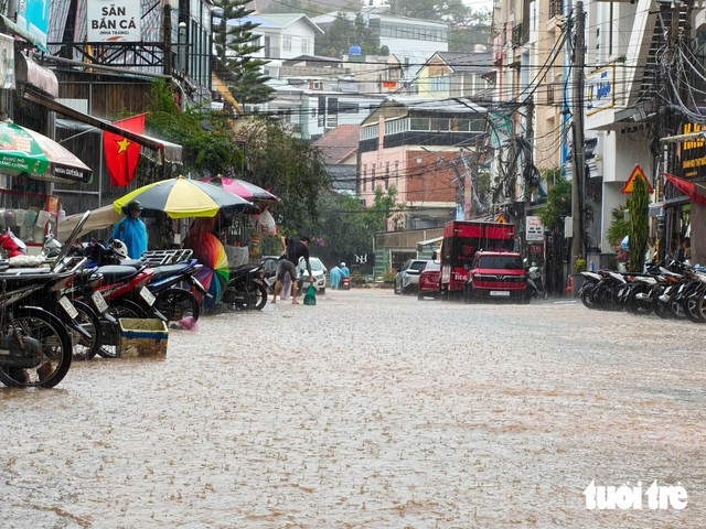 Da Lat center hit by localized flooding after 30 minutes of heavy rain - Ảnh 2.