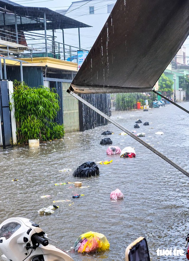 Da Lat center hit by localized flooding after 30 minutes of heavy rain - Ảnh 3.