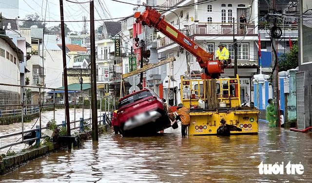 Da Lat center hit by localized flooding after 30 minutes of heavy rain - Ảnh 4.