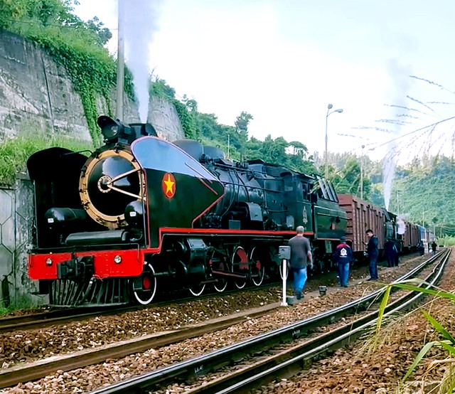 Historic steam trains tested on Hue-Da Nang route through Vietnam’s Hai Van Pass - Ảnh 1.