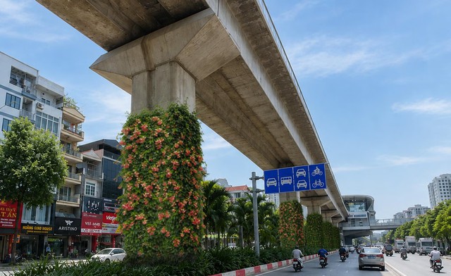Hanoi plans to cover transit structures with climbing plants - Ảnh 2.