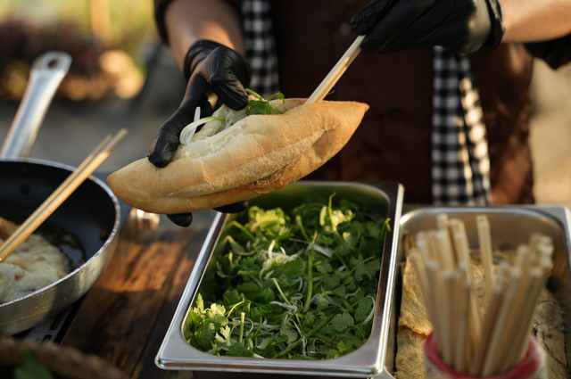 Hundreds of foreign tourists join ‘banh mi’ fest in Vietnam’s Hoi An, discovering unusual flavors - Ảnh 1.