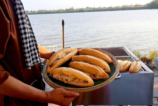 Hundreds of foreign tourists join ‘banh mi’ fest in Vietnam’s Hoi An, discovering unusual flavors - Ảnh 3.