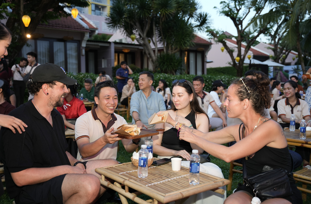 Hundreds of foreign tourists join ‘banh mi’ fest in Vietnam’s Hoi An, discovering unusual flavors - Ảnh 2.