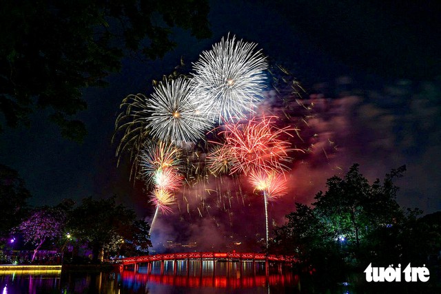Hanoi to stage 15-minute fireworks display at Hoan Kiem, West Lake for Liberation Day - Ảnh 1.