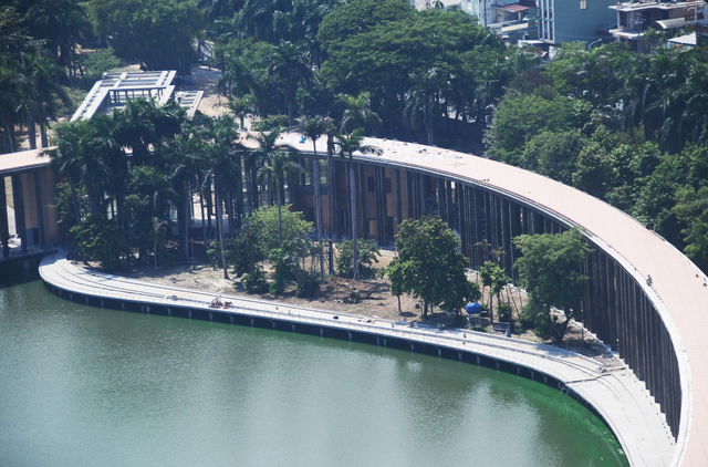 Giant ring-shaped landmark emerges on lake at Da Nang park - Ảnh 1.