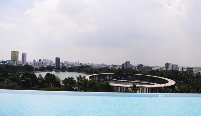 Giant ring-shaped landmark emerges on lake at Da Nang park - Ảnh 2.