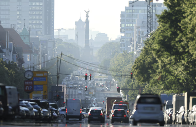 Euro zone business growth hits over 3-1/2-year high despite inflation worries, PMI shows - Ảnh 1.