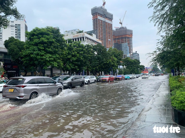 Ho Chi Minh City’s ‘backpacker street’, other downtown streets flooded after heavy midday downpour - Ảnh 2.