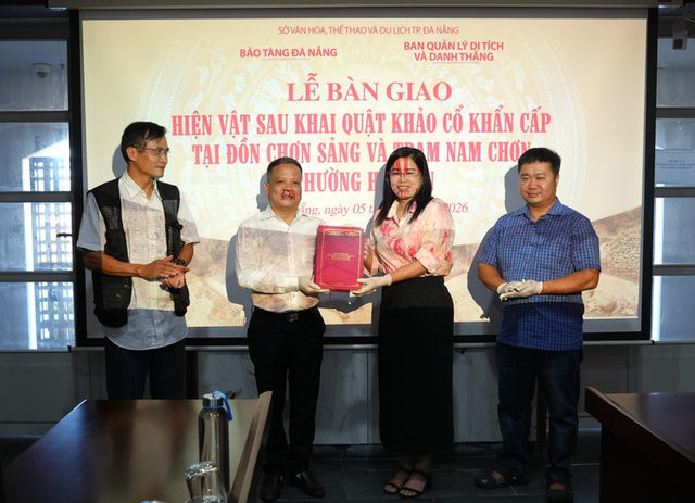 8th-century Champa statue, 87 other artifacts handed over to Da Nang Museum - Ảnh 2.