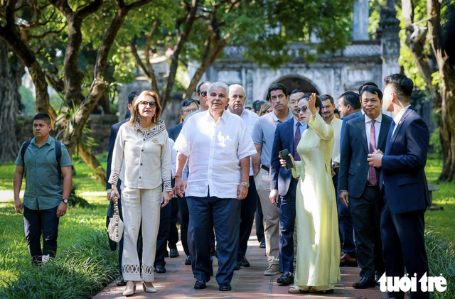 Panamanian President and spouse visit Temple of Literature- Ảnh 1.