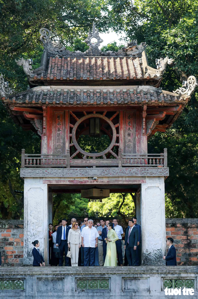 Panamanian President and spouse visit Temple of Literature- Ảnh 2.