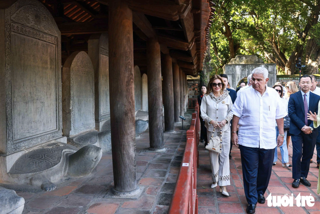 Panamanian President and spouse visit Temple of Literature- Ảnh 3.