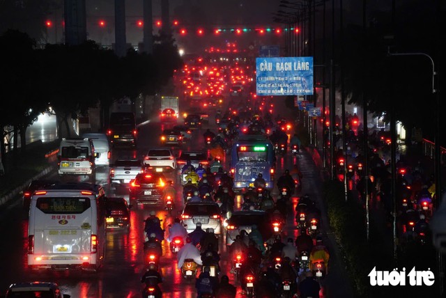 Heavy rain hits central Ho Chi Minh City, traffic congestion reported - Ảnh 1.