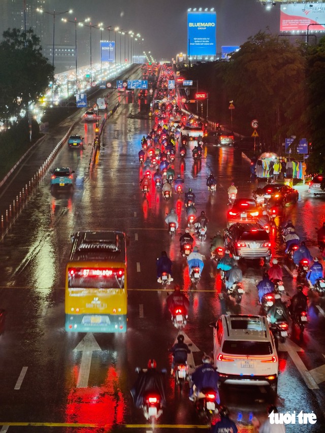Heavy rain hits central Ho Chi Minh City, traffic congestion reported - Ảnh 15.