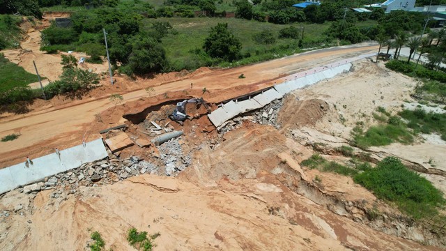 Sand floods repeatedly wash onto road to Vietnam’s Mui Ne resort area - Ảnh 3.
