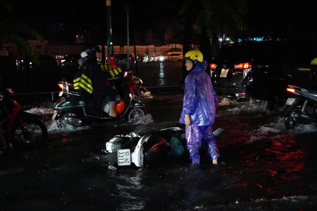 Heavy rain hits central Ho Chi Minh City, traffic congestion reported - Ảnh 2.