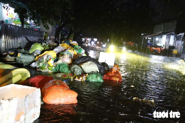 Heavy rain hits central Ho Chi Minh City, traffic congestion reported - Ảnh 7.
